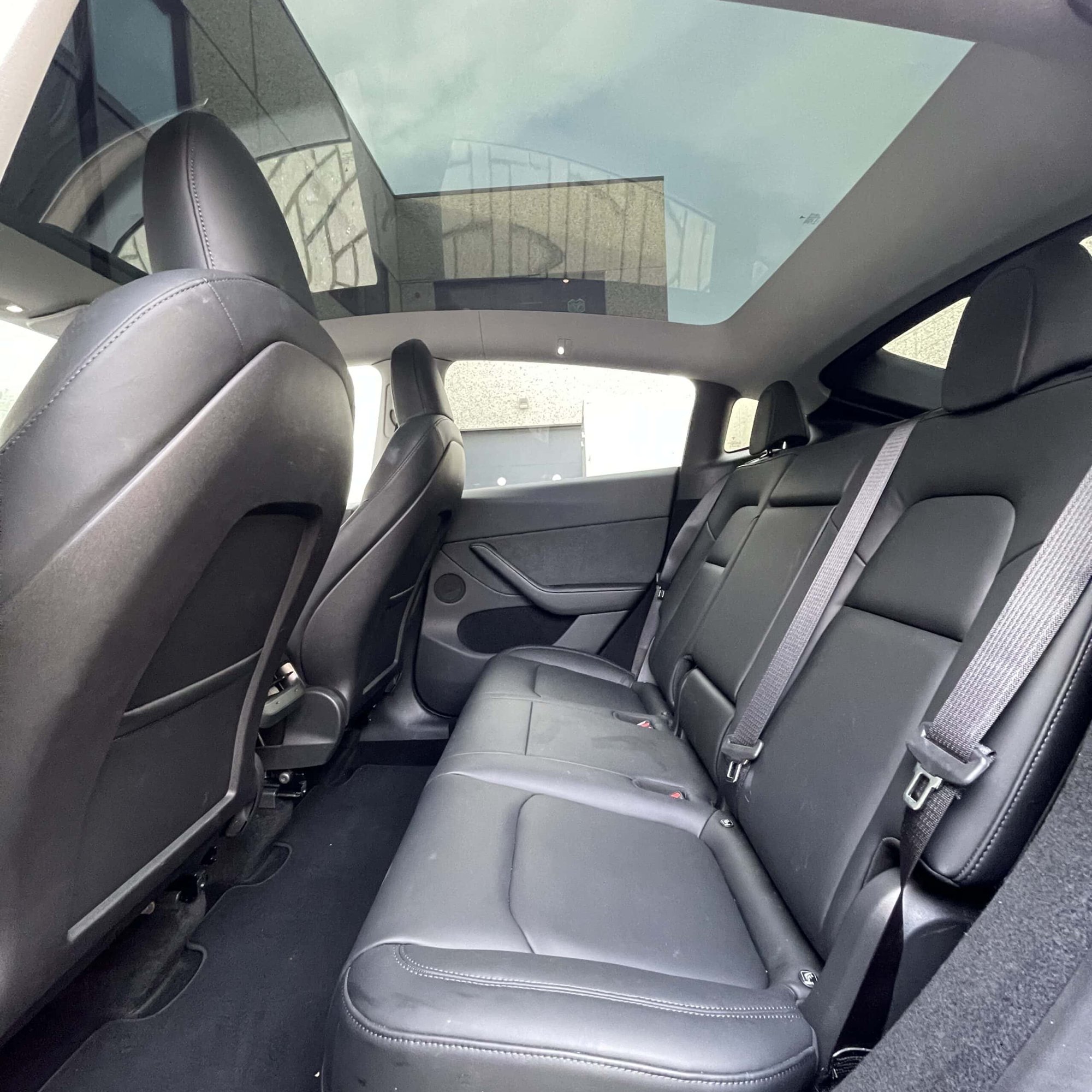 Tesla Model Y Long Range RWD + MMX PACK + HW4 + IAP + BLACK WRAP ORIGINAL COLOR WHITE + SOH 95.9% — foto 10