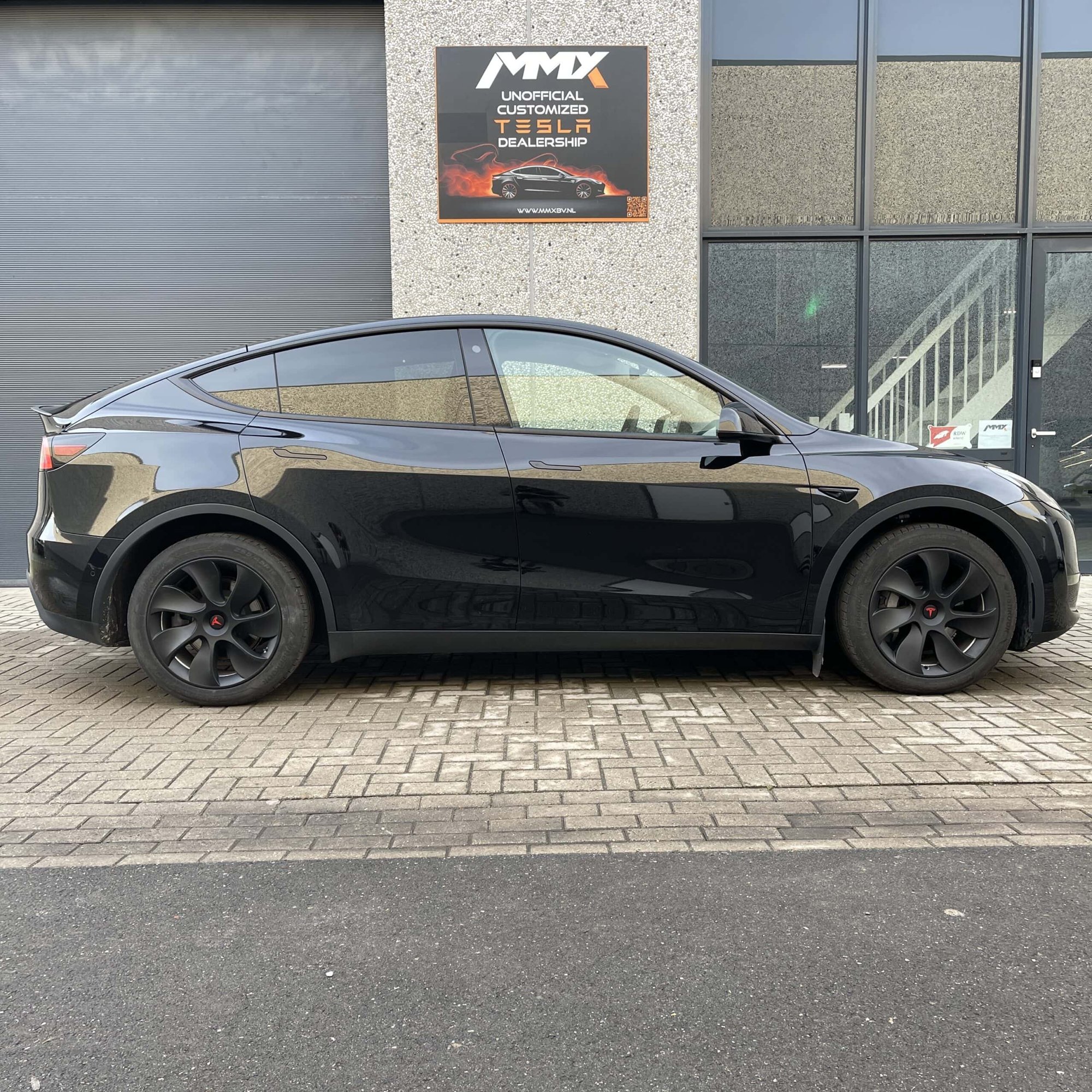 Tesla Model Y Long Range RWD + MMX PACK + HW4 + IAP + BLACK WRAP ORIGINAL COLOR WHITE + SOH 95.9% — foto 2