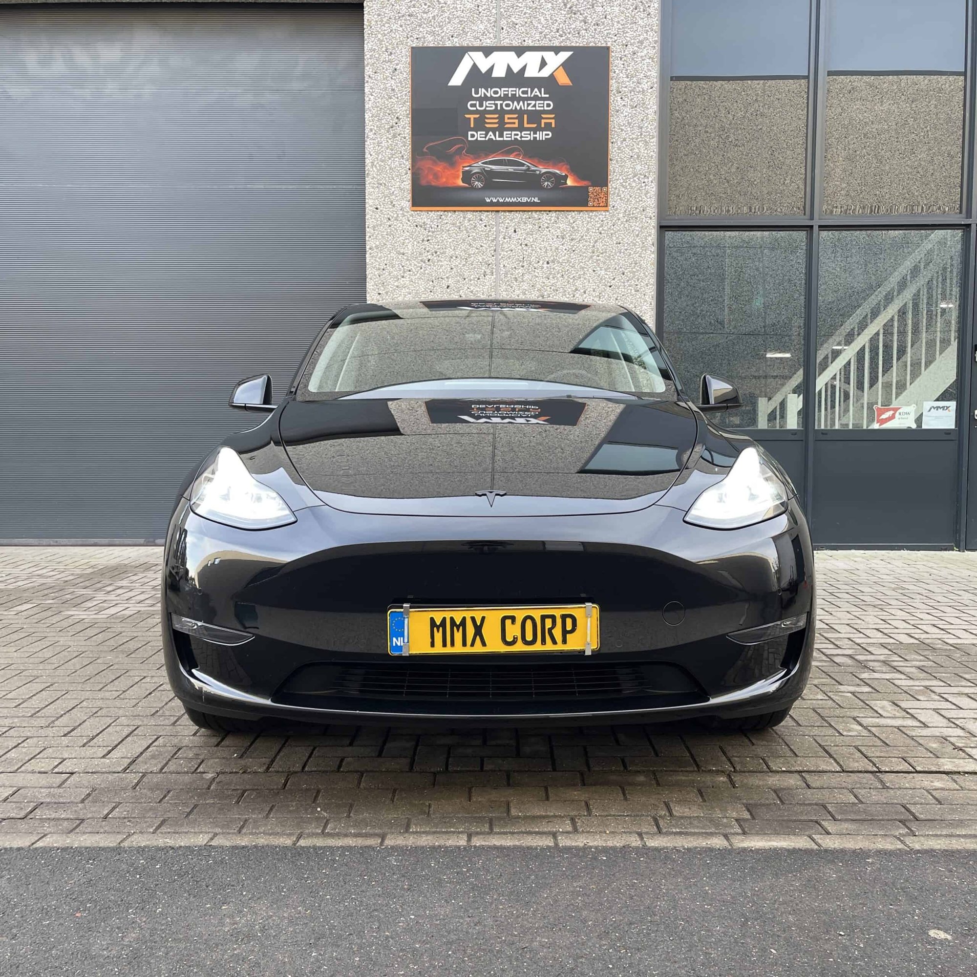 Tesla Model Y Long Range RWD + MMX PACK + HW4 + IAP + BLACK WRAP ORIGINAL COLOR WHITE + SOH 95.9% — foto 4