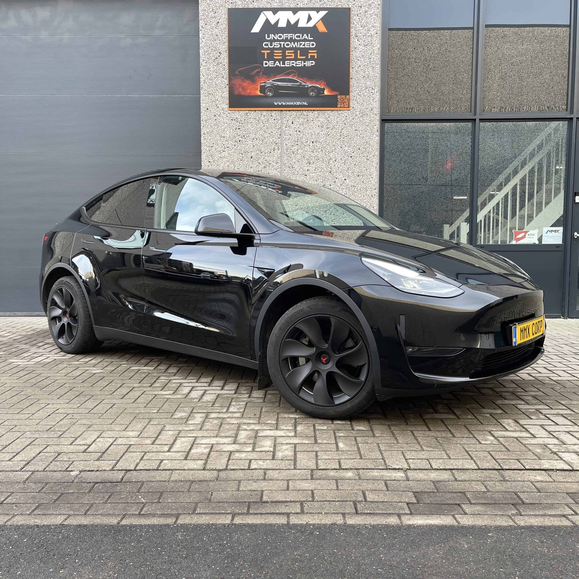 Tesla Model Y Long Range RWD + MMX PACK + HW4 + IAP + BLACK WRAP ORIGINAL COLOR WHITE + SOH 95.9% — foto 3