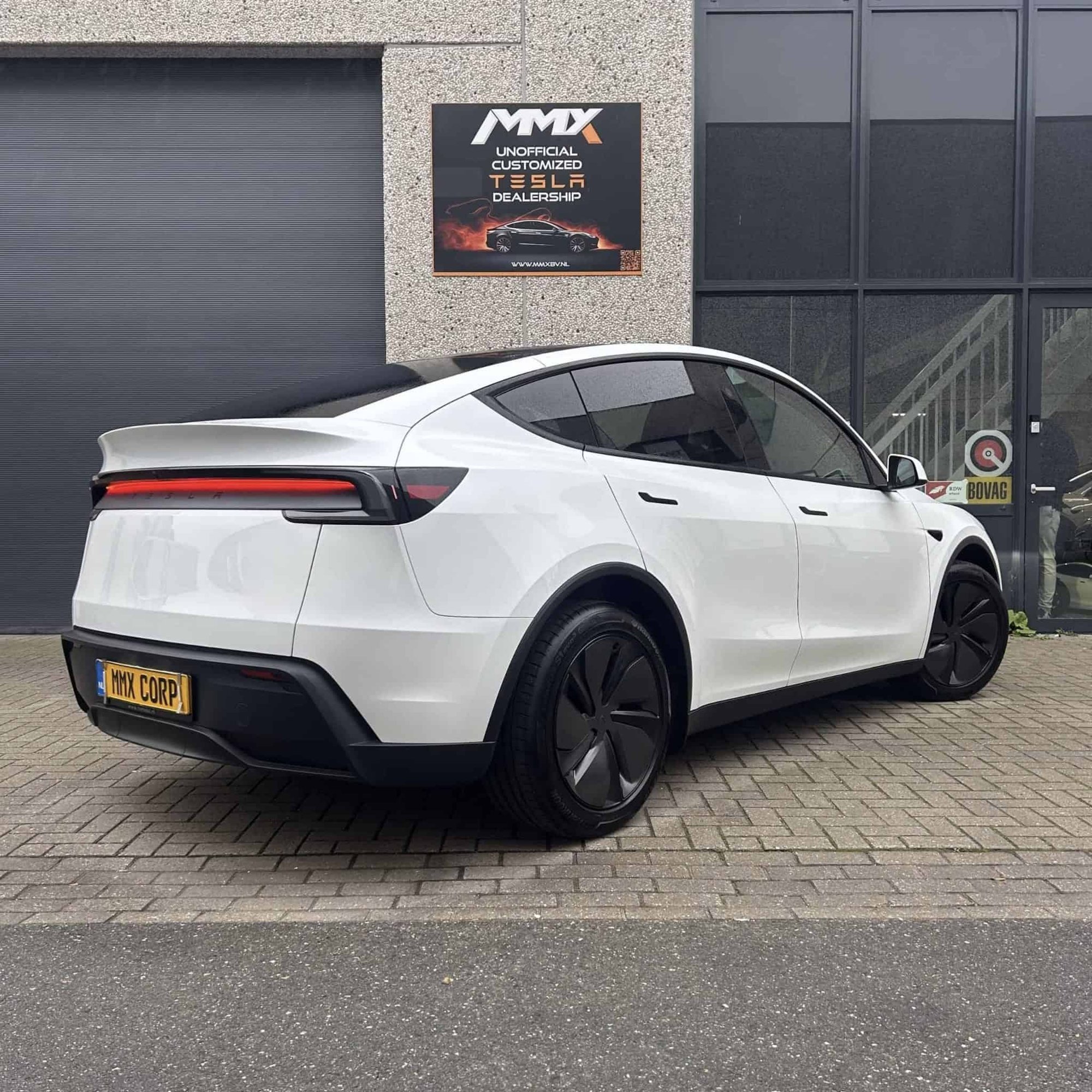 Tesla Model Y JUNIPER LFP PREMIUM RWD + RED CALIPERS + FULL PPF + SOH 99% — foto 1