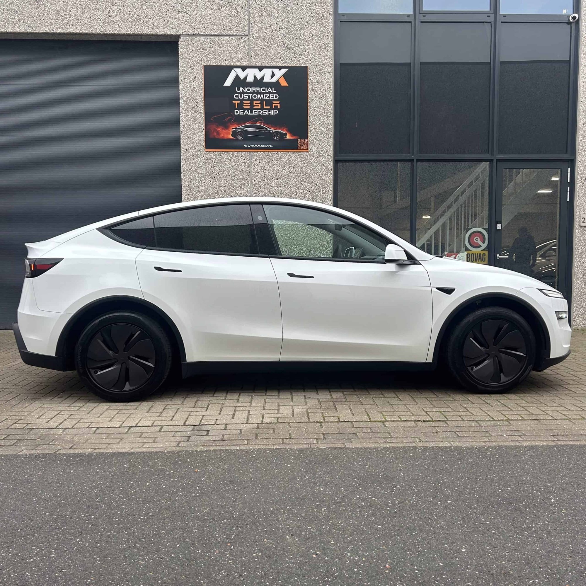 Tesla Model Y JUNIPER LFP PREMIUM RWD + RED CALIPERS + FULL PPF + SOH 99% — foto 2