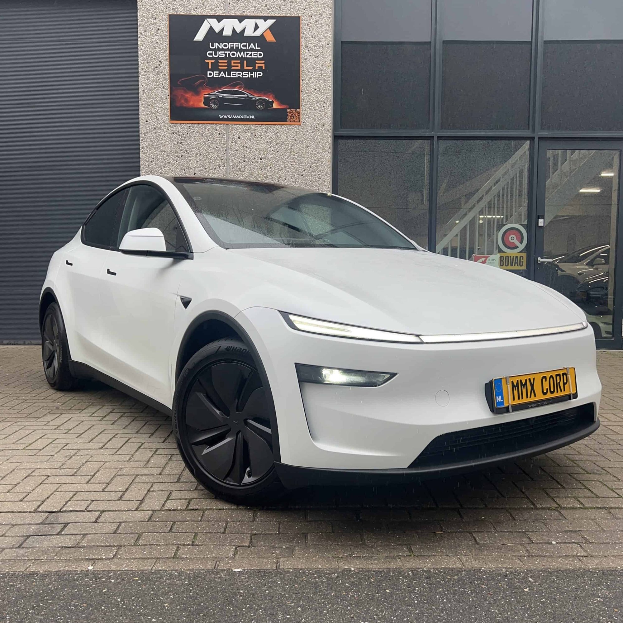 Tesla Model Y JUNIPER LFP PREMIUM RWD + RED CALIPERS + FULL PPF + SOH 99% — foto 3